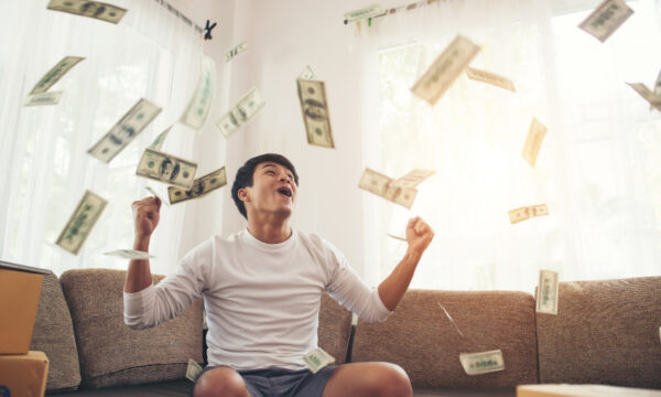 happy man with cash dollars flying home office rich from business online concept 2 600x360 - Conheça os TOP aplicativos para ganhar dinheiro